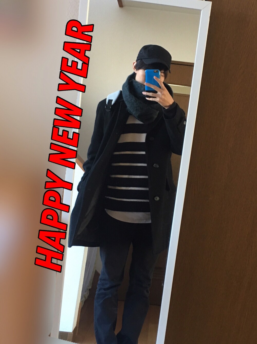 ホワイト系のTシャツ/カットソー、ブルー系のニット/セーター、ブラック系のデニムパンツを着用したメンズの冬コーディネートの1枚目の写真