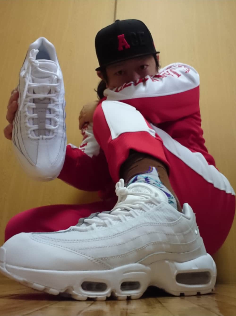 「新日本プロレス、エアマックス95、NEWERA、スタンスソックス、キモ撮り」｜「しまむらのアイテム（ジャージ、レッド系）」を使った、bbkbaseさん（メンズ・172cm）の冬コーディネートの1枚目の写真