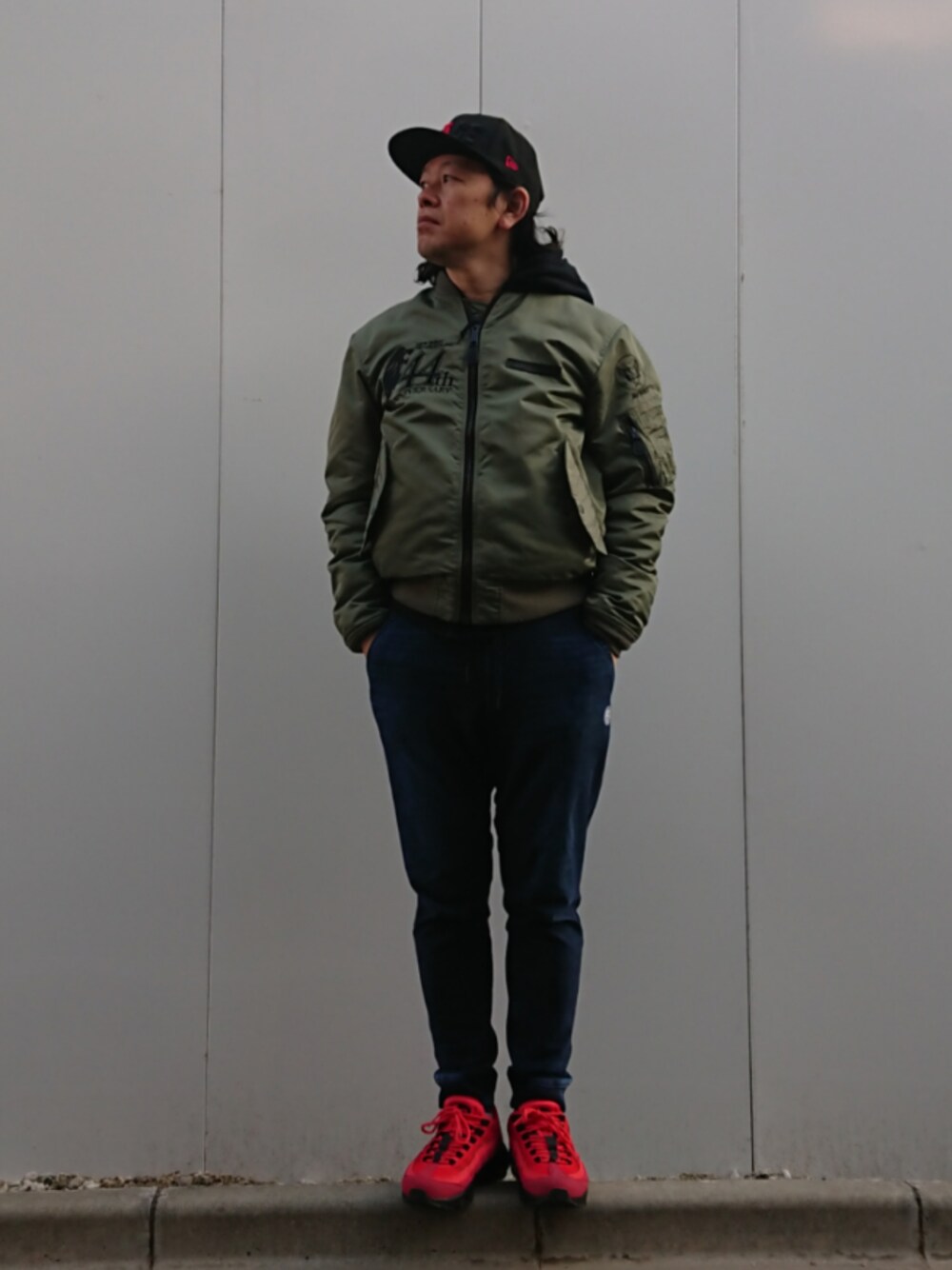 「新日本プロレス、AVIREX、EDWIN、NEWERA、エアマックス95」｜「AVIREXのアイテム（MA-1、グリーン系）」を使った、bbkbaseさん（メンズ・172cm）の冬コーディネートの1枚目の写真