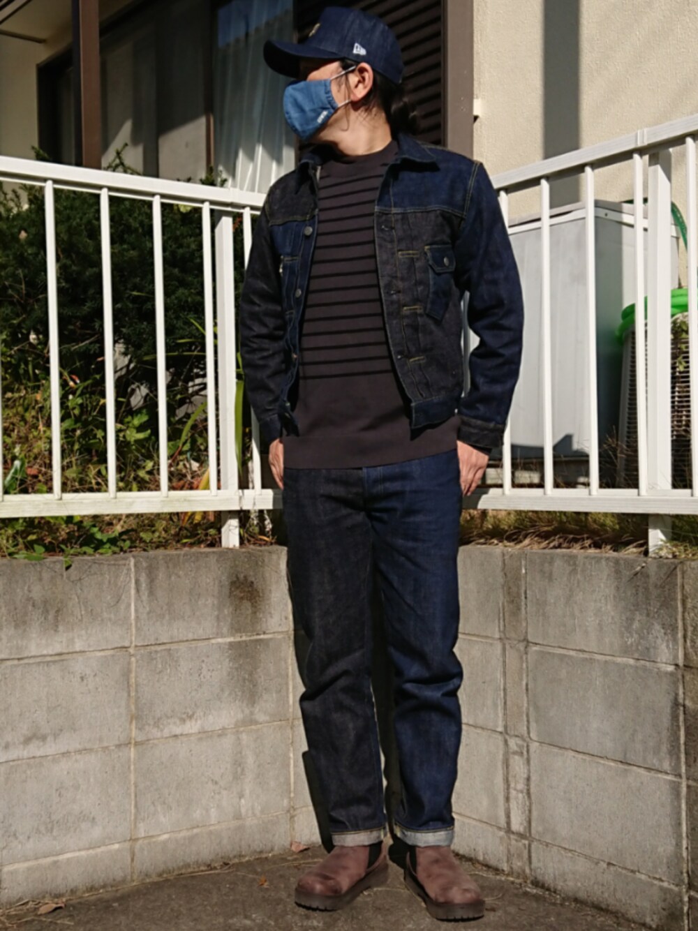「秋冬コーデ、sugarcane、birkenstock、UNIQLO、UNIQLO+J、NEWERA、EDWIN、デニム、デニムコーデ、ブーツ」｜「SUGAR CANEのアイテム（デニムパンツ、ブルー系）」を使った、bbkbaseさん（メンズ・172cm）の冬コーディネートの1枚目の写真