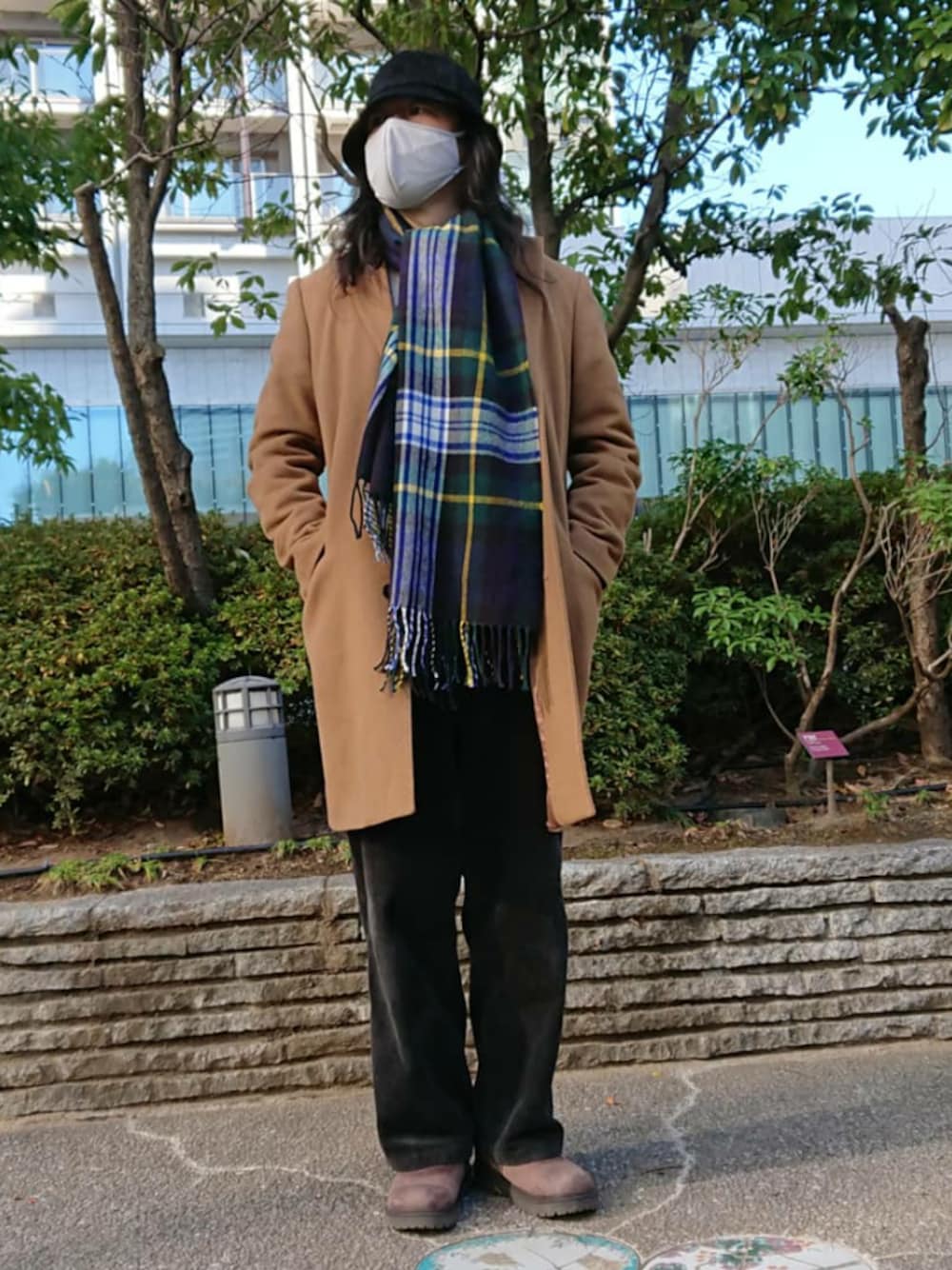 「birkenstock、ユニクロ、UNIQLOU、BEAMS、カシミヤチェスターコート、カシミヤウール、コーデュロイパンツ、おしゃれさんと繋がりたい、秋冬コーデ、シンプルコーデ」｜「BEAMSのアイテム（ストール/ショール、その他）」を使った、bbkbaseさん（メンズ・172cm）の冬コーディネートの1枚目の写真