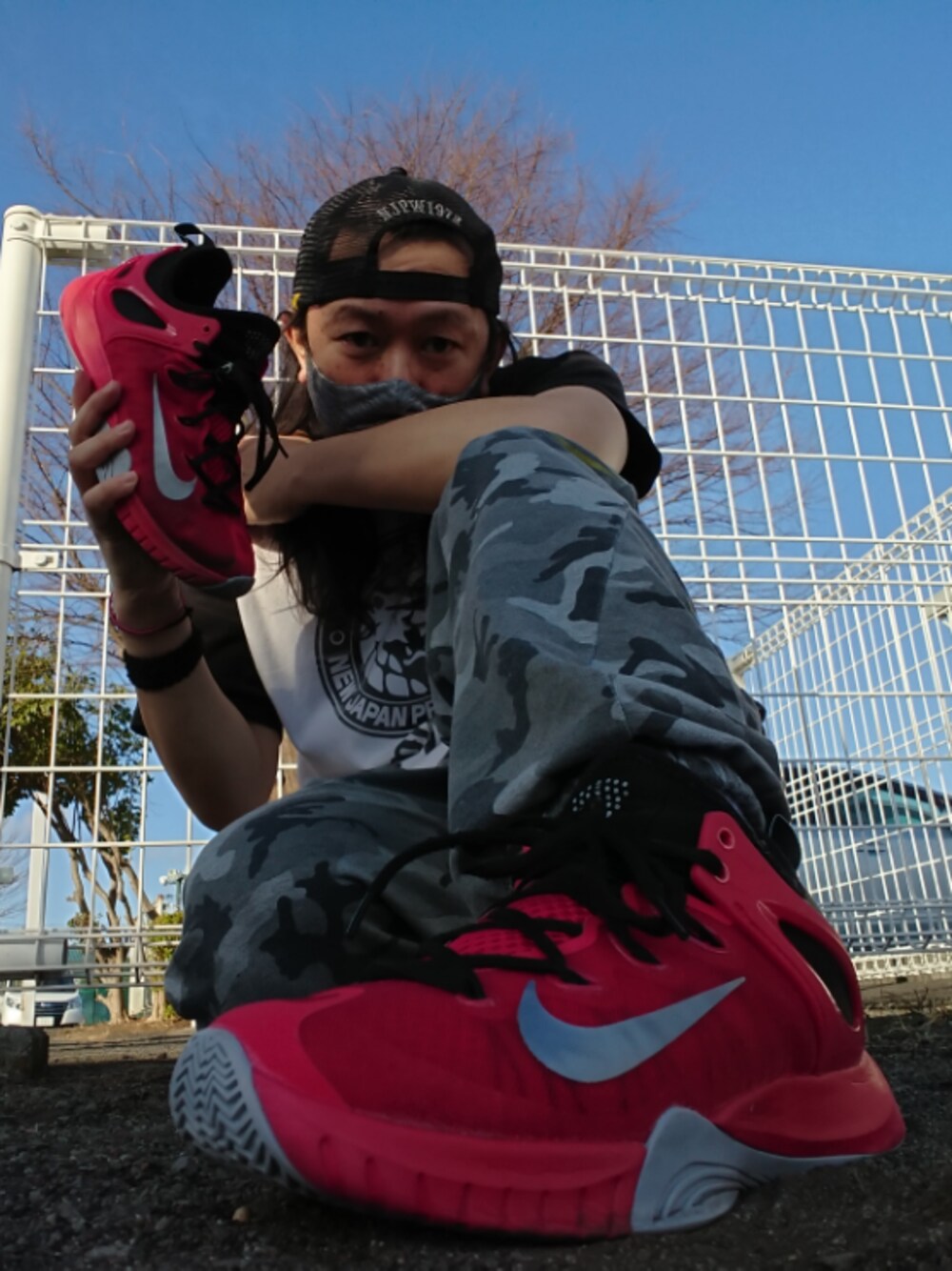 「NIKE、ハイパーレブ、しまむら、新日本プロレス、ライオンマーク、アメ横、ザバス、トレーニングウェア、お洒落さんとつながりたい、スニーカー」｜「NIKEのアイテム（スニーカー、レッド系）」を使った、bbkbaseさん（メンズ・172cm）の冬コーディネートの1枚目の写真