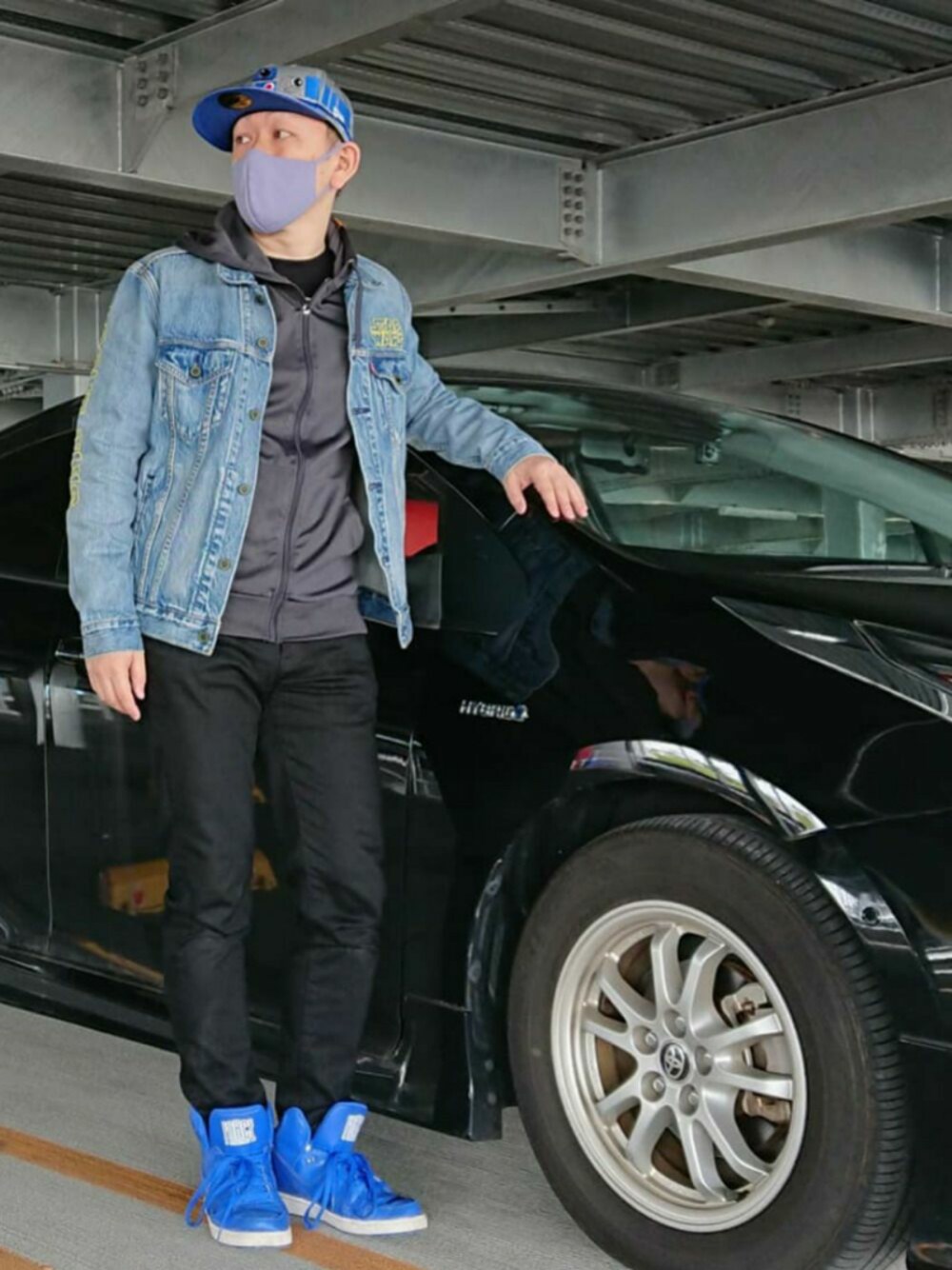 ブルー系のスニーカー、ブルー系のデニムジャケット、グレー系のパーカーを着用したメンズの春コーディネートの1枚目の写真