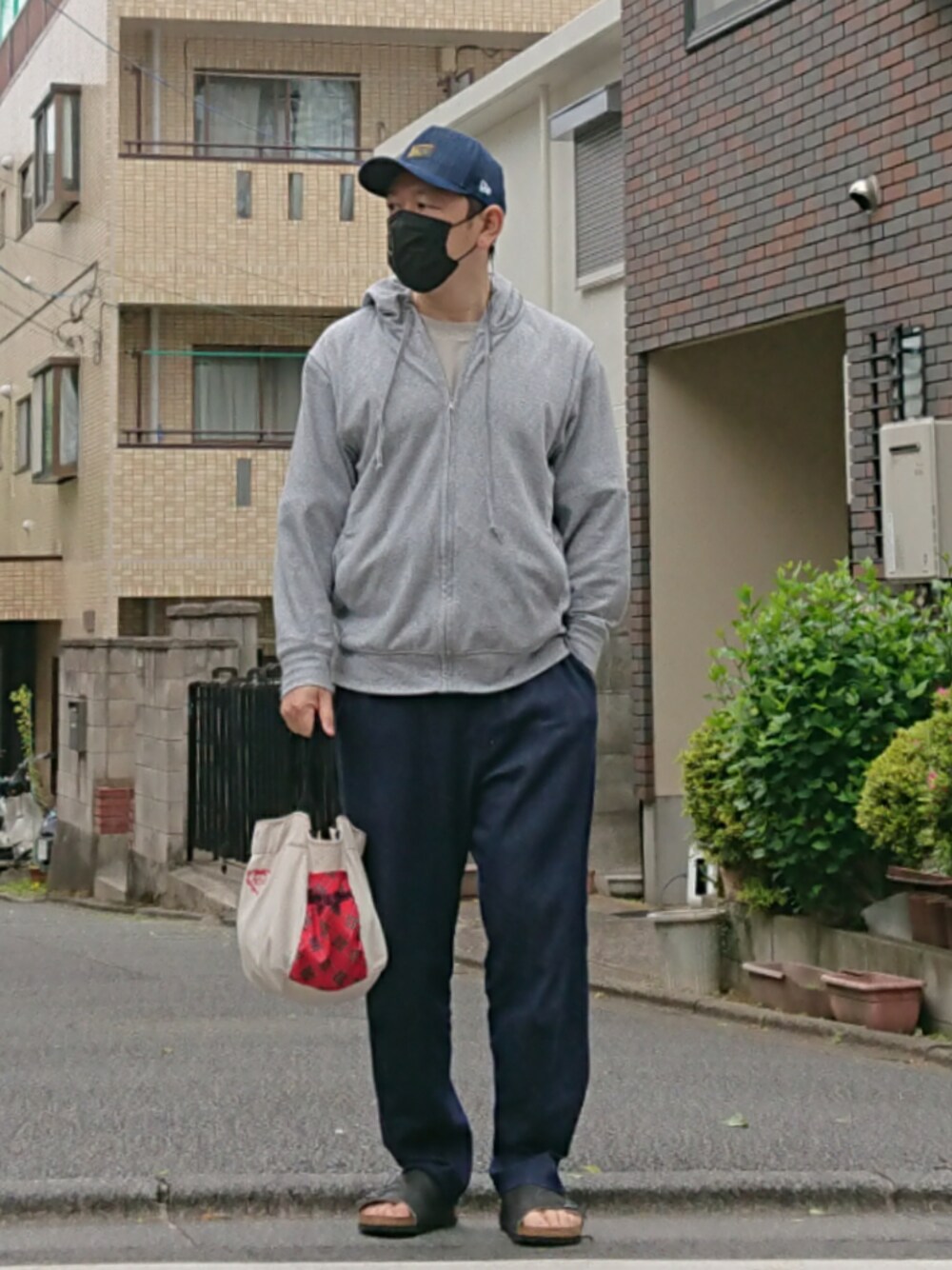 「ユニクロ、UNIQLO、買い物コーデ、birkenstock、Birkenstock Zurich、NEW ERA、AKB48、散歩、一番くじ、シンプル」｜「BIRKENSTOCKの19SS新作■ZURICH NL/チューリッヒ ナチュラルレザー  ヴィンテージ （MEN)（サンダル、グレー系）」を使った、bbkbaseさん（メンズ・172cm）の春コーディネートの1枚目の写真