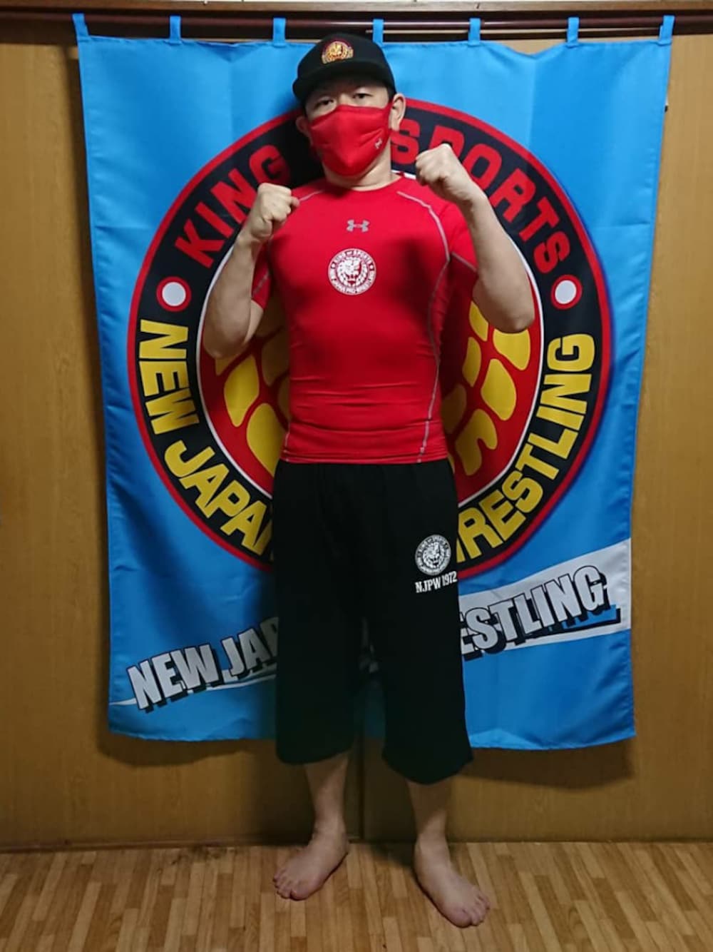 「新日本プロレス、underarmour、闘魂ショップ、新日本プロレスライオンマーク、マスク、しまむら、トレーニング、闘魂ショップ水道橋店、スポーツウェア、はだし」｜「UNDER ARMOURのアイテム（Tシャツ/カットソー、レッド系）」を使った、bbkbaseさん（メンズ・172cm）の春コーディネートの1枚目の写真