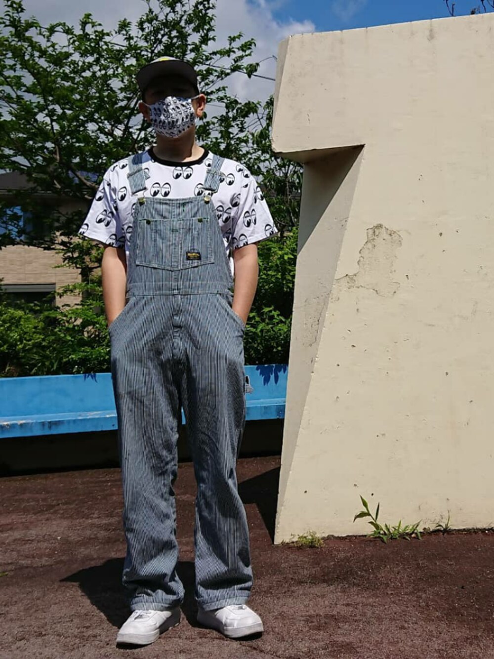 「mooneyes、オーバーオール、OSHKOSH、総柄、総柄Tシャツ、ナイキ、NIKE、シンプルコーデ、おしゃれさんと繋がりたい、これが私をアゲる服」｜「NIKEの【NIKE / ナイキ】 エアフォース1（スニーカー、ホワイト系）」を使った、bbkbaseさん（メンズ・172cm）の春コーディネートの1枚目の写真