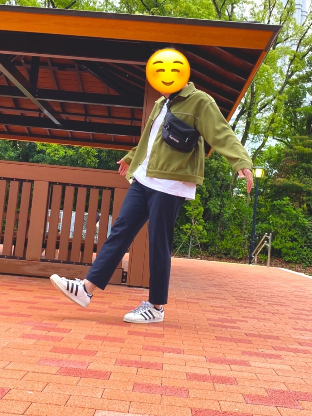 「おしゃれさんと繋がりたい、UNIQLO、シンプルコーデ、スニーカー、でぶ、ホワイト、春コーデ、初投稿、supreme」｜「UNIQLOのエアリズムコットンオーバーサイズTシャツ（5分袖）（Tシャツ/カットソー、ホワイト系）」を使った、yukiさん（メンズ・180cm）の春コーディネートの1枚目の写真