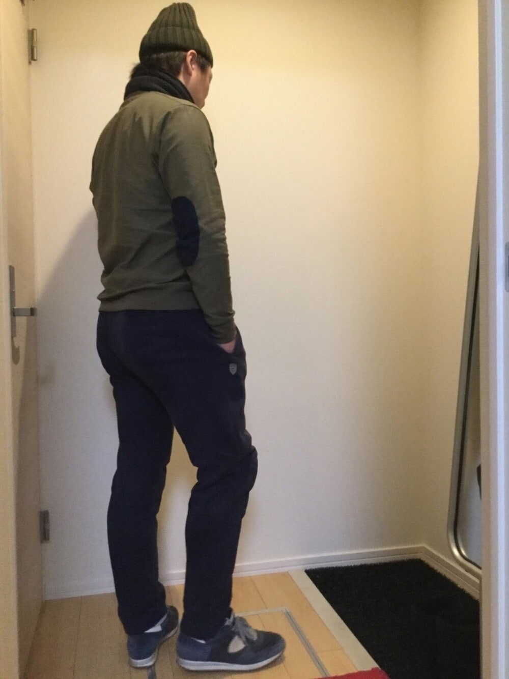 ブラック系のその他パンツ、ホワイト系のTシャツ/カットソー、ブルー系のスニーカーを着用したメンズの冬コーディネートの1枚目の写真