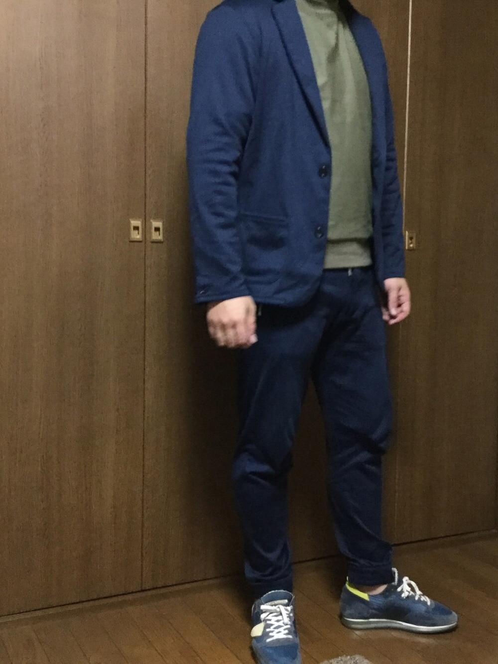 ホワイト系のTシャツ/カットソー、ブラック系のその他パンツ、ブルー系のスニーカーを着用したメンズの冬コーディネートの1枚目の写真