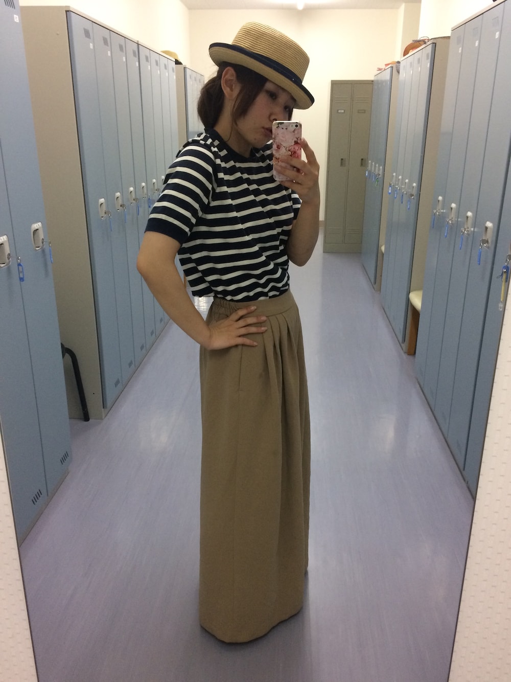 「オトナカジュアル、ハット、ワイドパンツ、ボーダー、群馬」｜「HYKEのアイテム（ポロシャツ、ブルー系）」を使った、Tomomi さん（レディース・159cm）の夏コーディネートの1枚目の写真