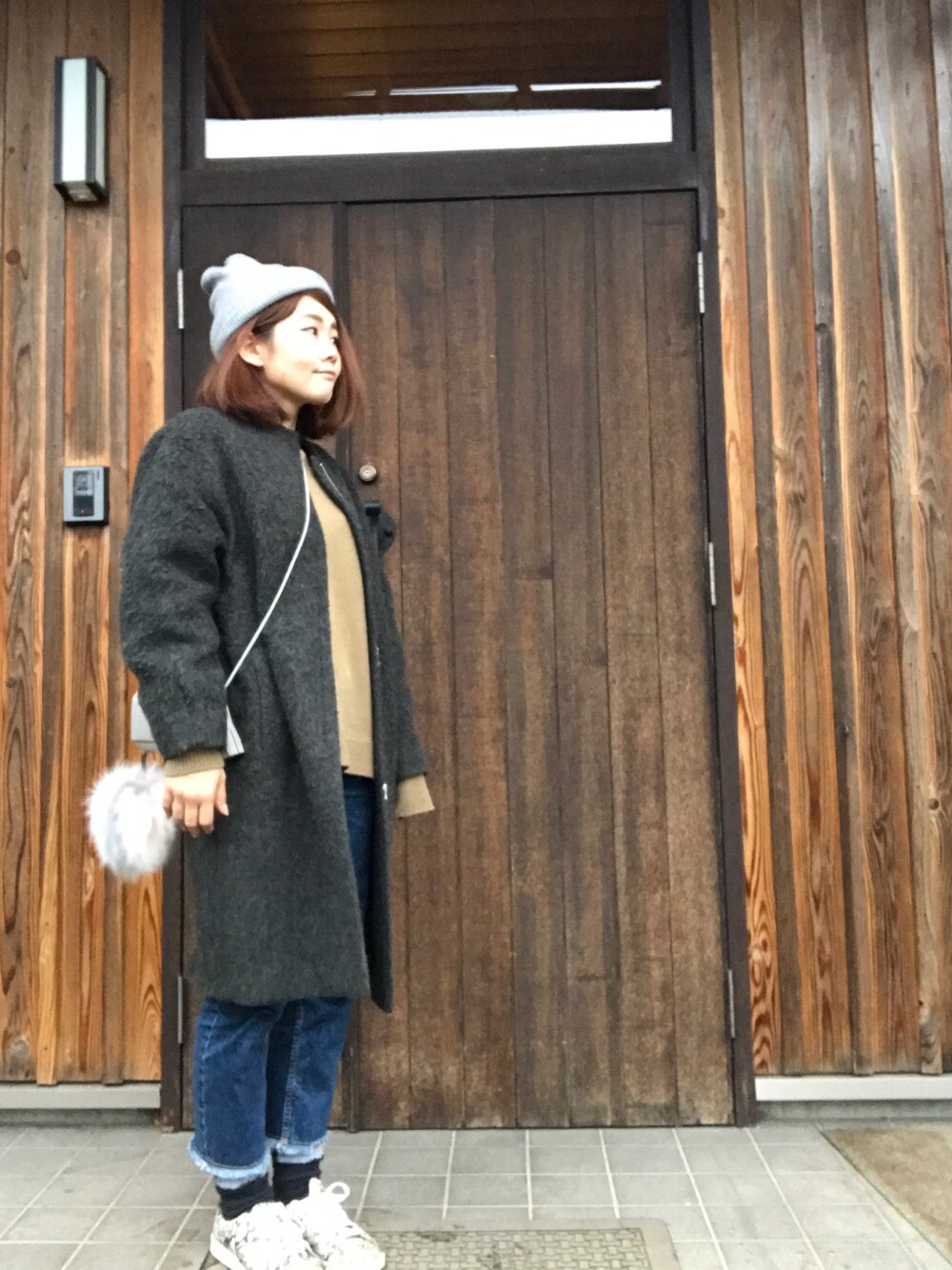 「ニット帽、シンプルコーデ、デニム、ビルディングバッグ、スニーカー、ショッピング、群馬、ファー小物」｜「Edwina Horlの【Edwina Horl】 rib knit watch cap（ニットキャップ/ビーニー、グレー系）」を使った、Tomomi さん（レディース・159cm）の秋コーディネートの1枚目の写真