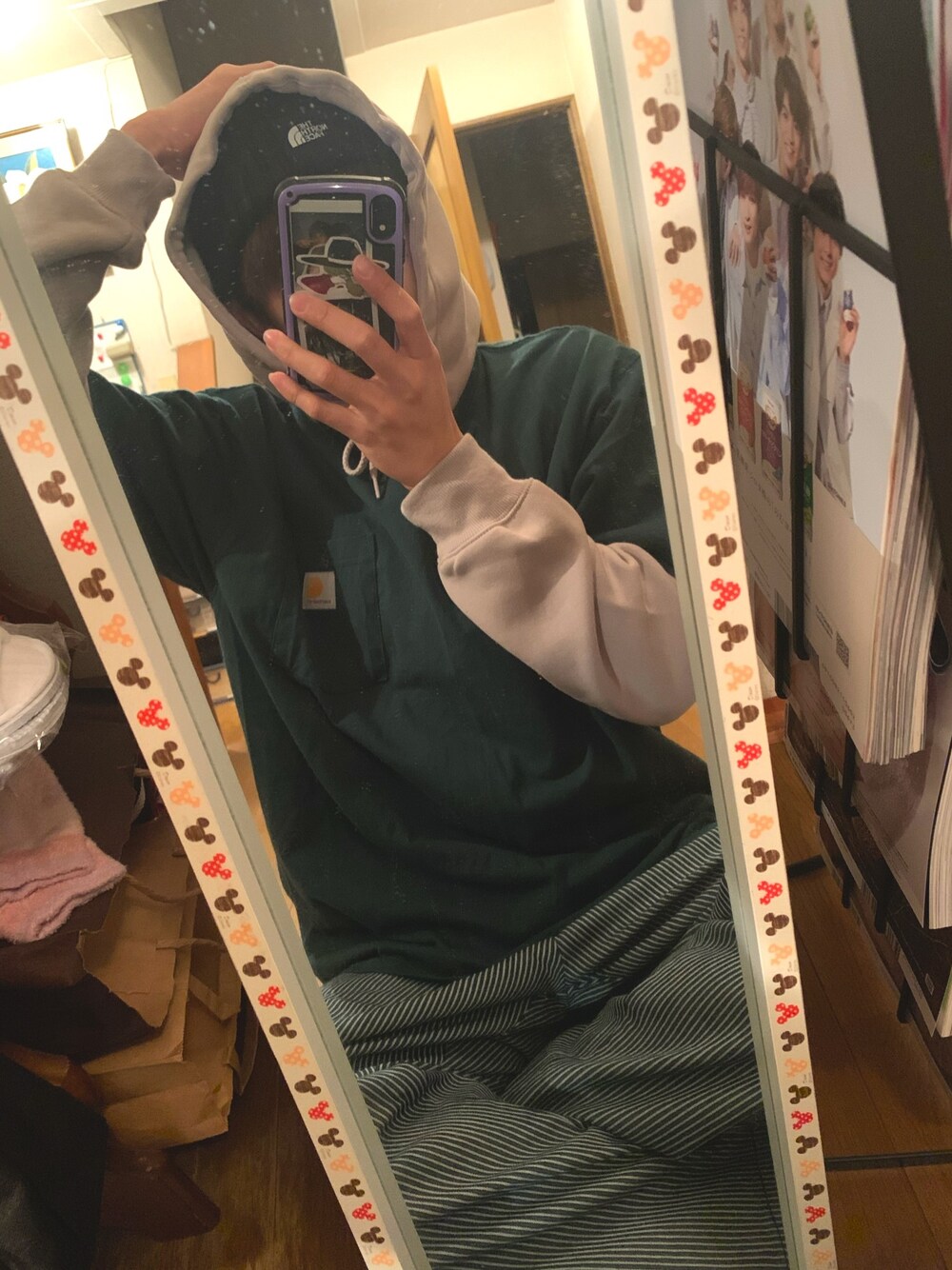 グリーン系のTシャツ/カットソー、ベージュ系のパーカー、ブルー系のパンツを着用したメンズの冬コーディネートの1枚目の写真