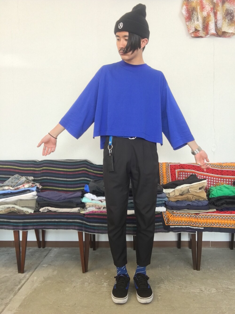 ブルー系のTシャツ/カットソー、ブラック系のスラックス、ブラック系のスニーカーを着用したメンズの春コーディネートの1枚目の写真