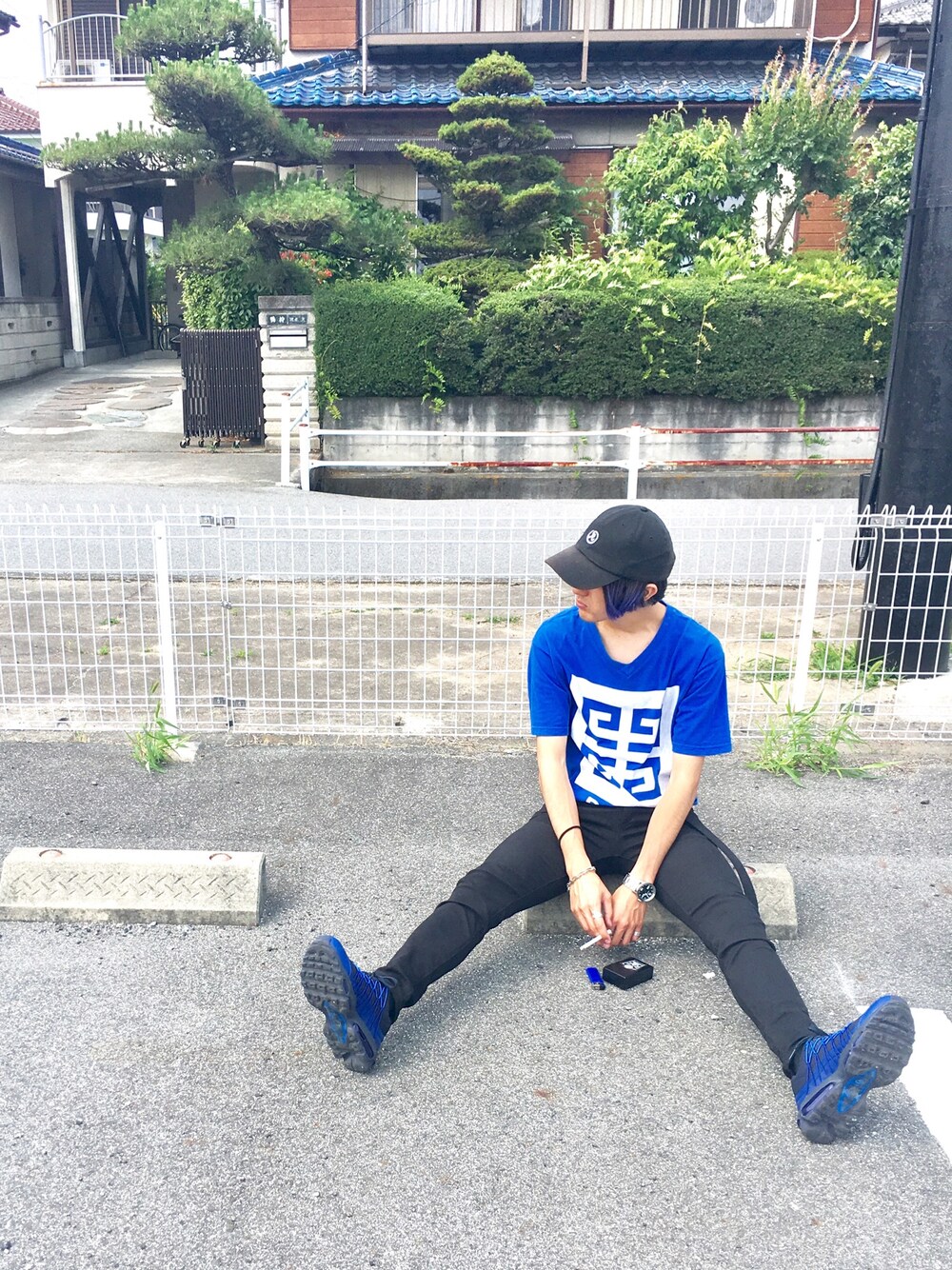 ブルー系のTシャツ/カットソー、ブラック系のその他パンツ、ブルー系のスニーカーを着用したメンズの夏コーディネートの1枚目の写真