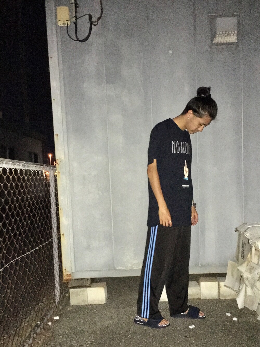 ブラック系のTシャツ/カットソー、ブラック系のパンツ、ブラック系のサンダルを着用したメンズの夏コーディネートの1枚目の写真