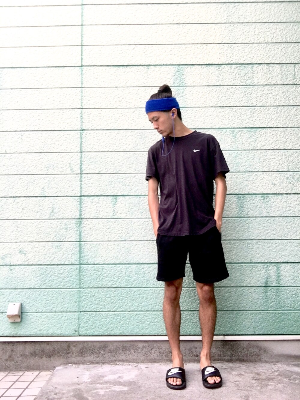 ブラック系のTシャツ/カットソー、ブラック系のその他パンツ、ブラック系のサンダルを着用したメンズの夏コーディネートの1枚目の写真