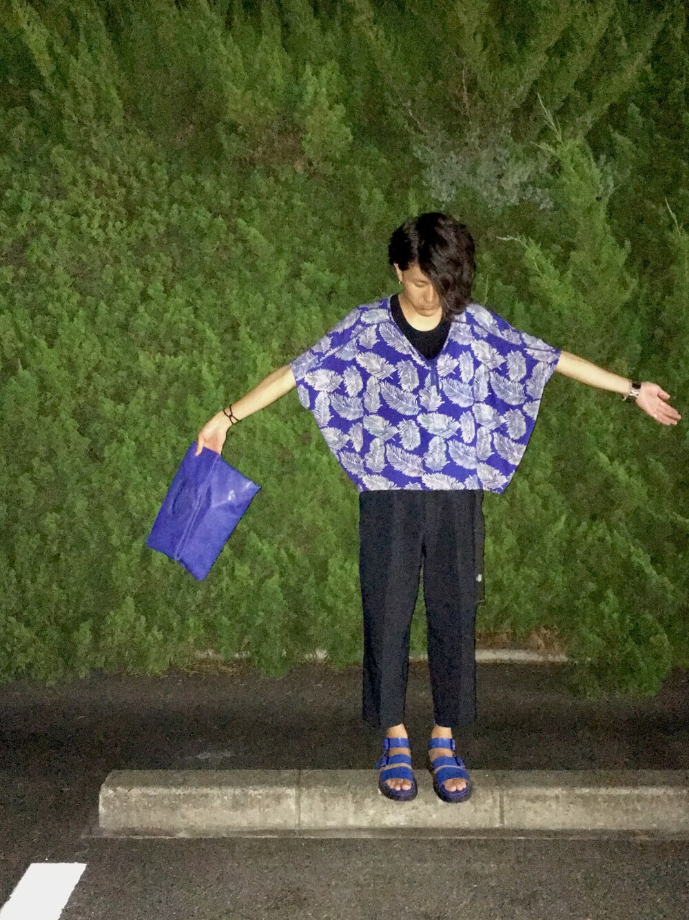 ブルー系のTシャツ/カットソー、ブラック系のタンクトップ、ブルー系のクラッチバッグを着用したメンズの夏コーディネートの1枚目の写真