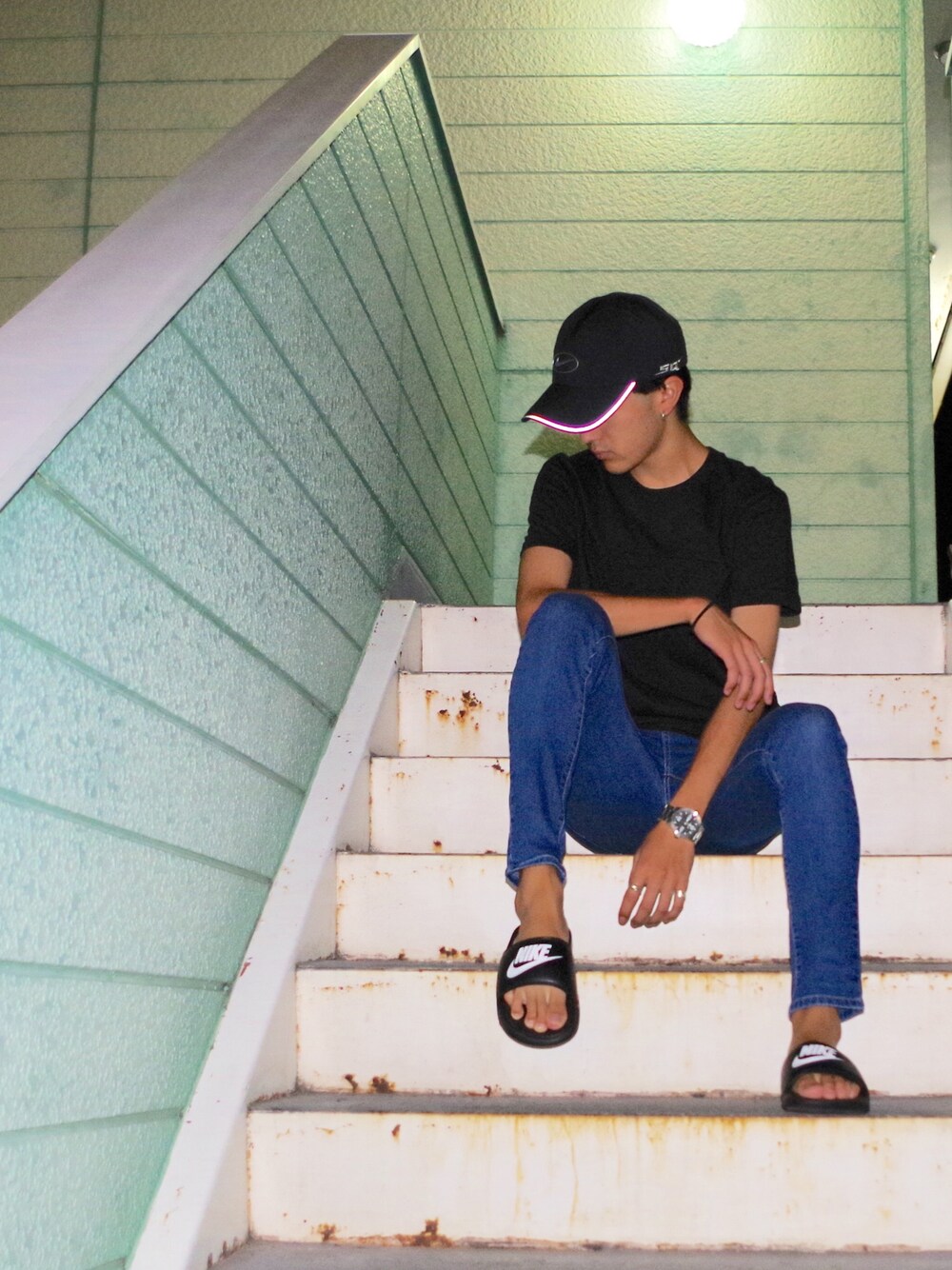 ブラック系のTシャツ/カットソー、ブルー系のパンツ、ブラック系のサンダルを着用したメンズの夏コーディネートの1枚目の写真