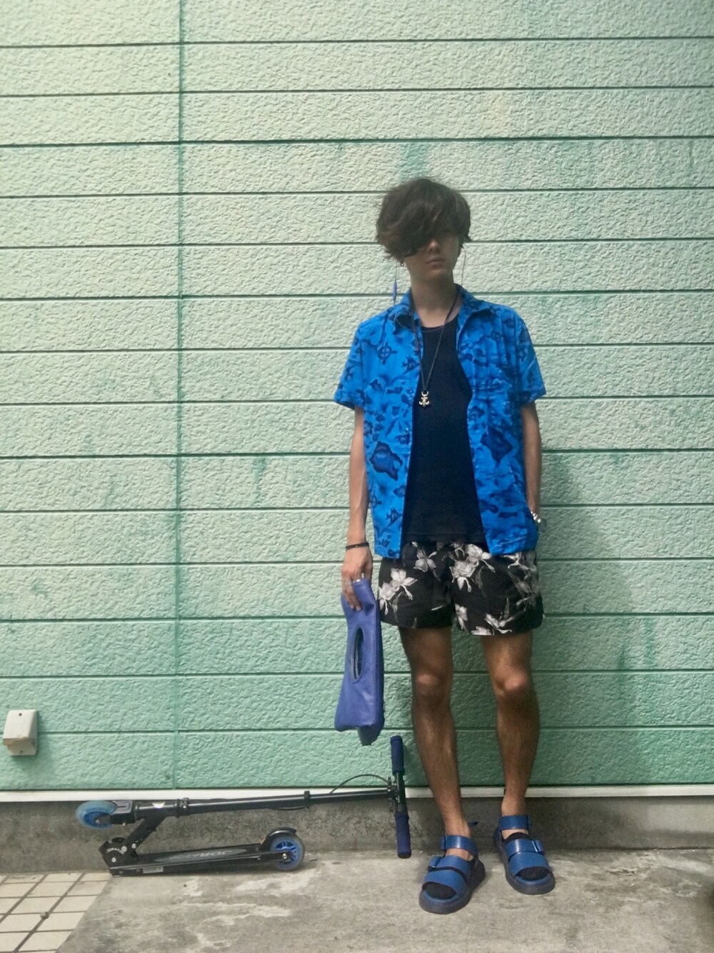 ブルー系のシャツ/ブラウス、ブルー系のサンダル、ブルー系のクラッチバッグを着用したメンズの夏コーディネートの1枚目の写真