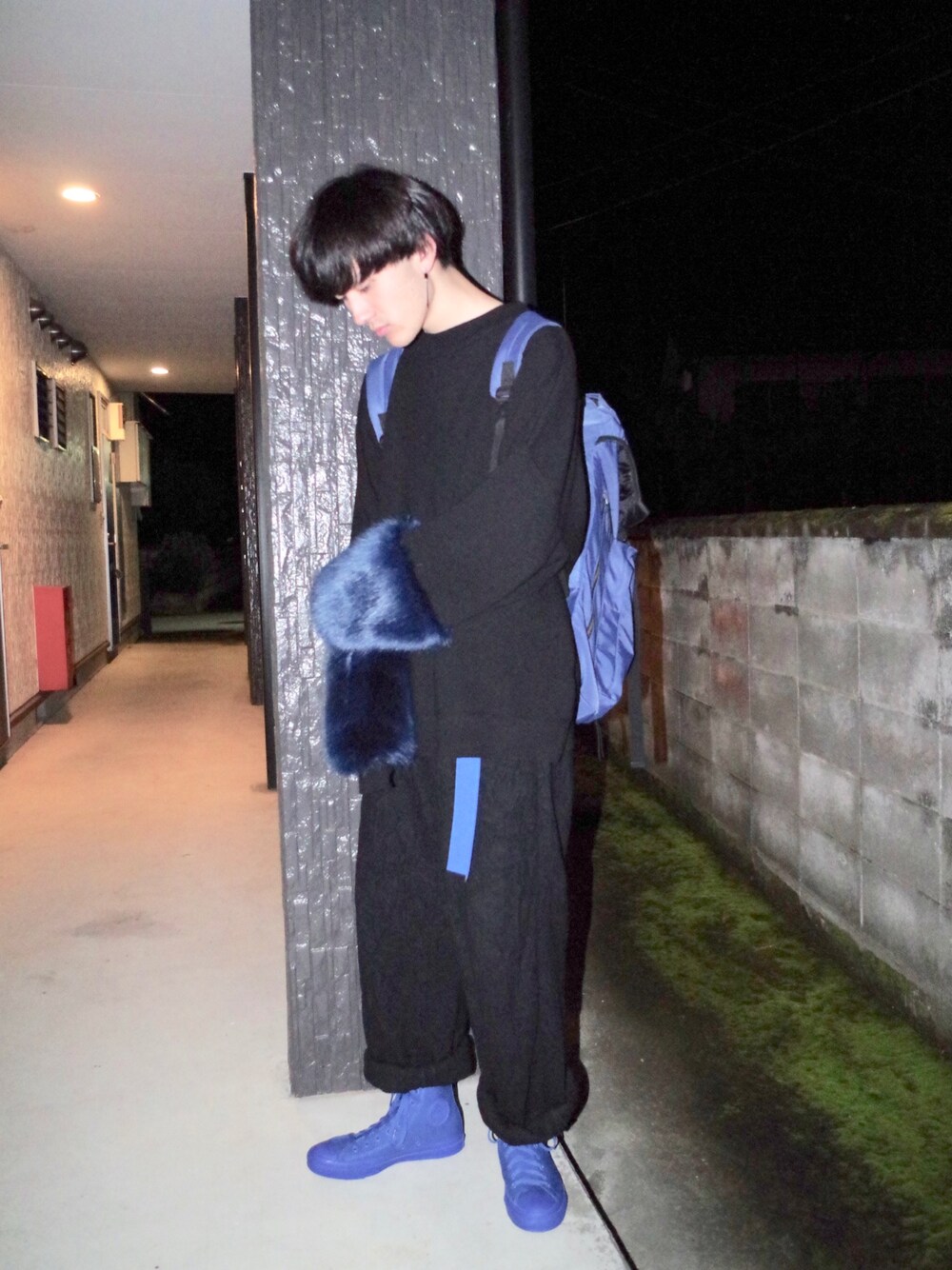 ブラック系のその他パンツ、ブルー系のスニーカー、ブラック系のニット/セーターを着用したメンズの夏コーディネートの1枚目の写真