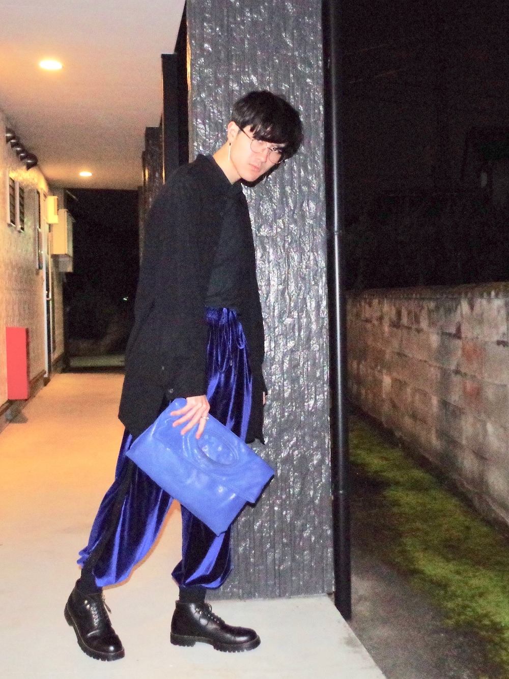 ブラック系のシャツ/ブラウス、ブラック系のTシャツ/カットソー、ブルー系のその他パンツを着用したメンズの秋コーディネートの1枚目の写真