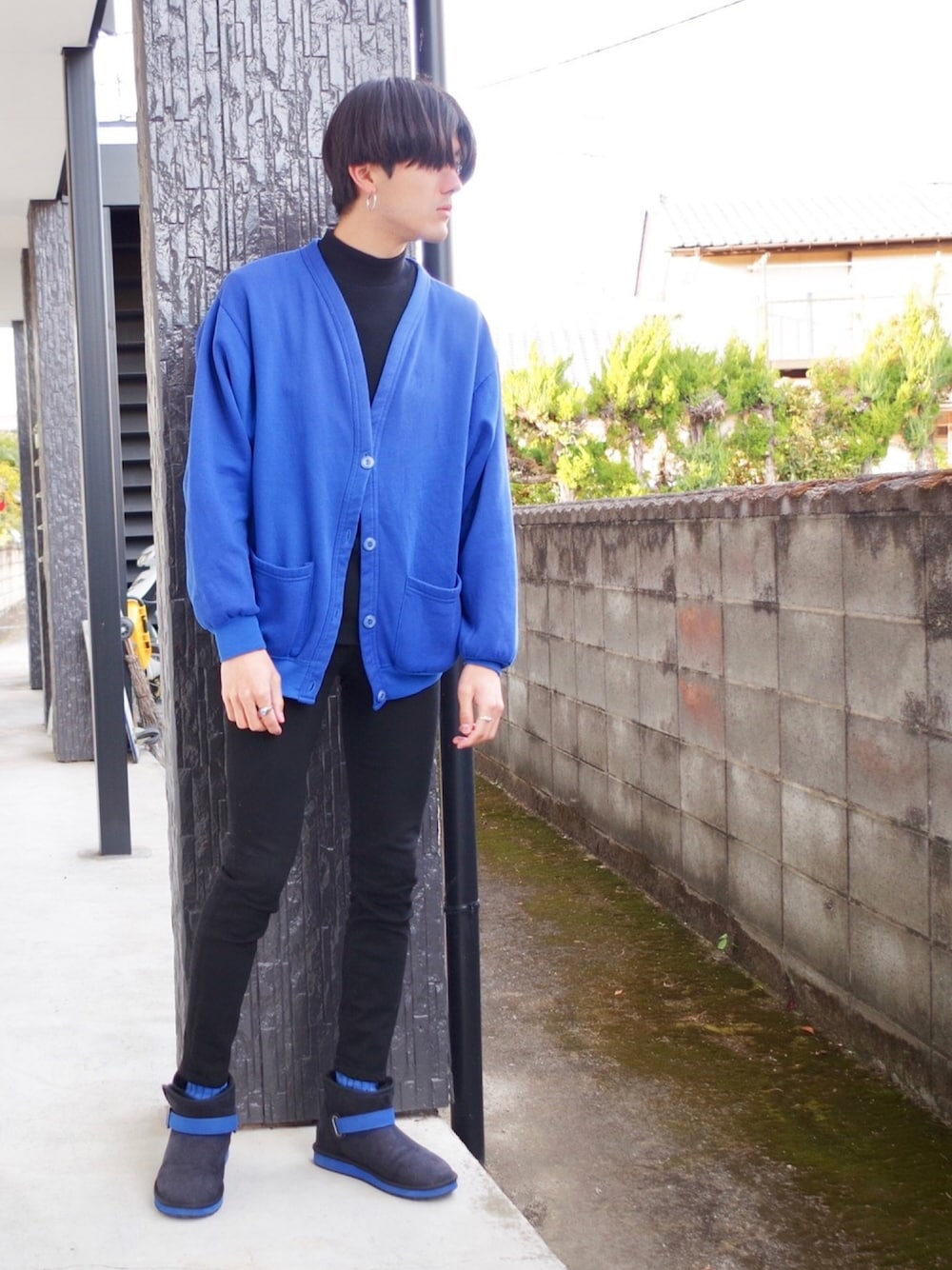 「ootd、outfit、秋のコーデ、秋コーデ、キレイめ、カーディガン、古着、VANS、休日スタイル、黒スキニー」｜「Acne Studiosのアイテム（その他パンツ、ブラック系）」を使った、RYONCHYさん（メンズ・169cm）の秋コーディネートの1枚目の写真