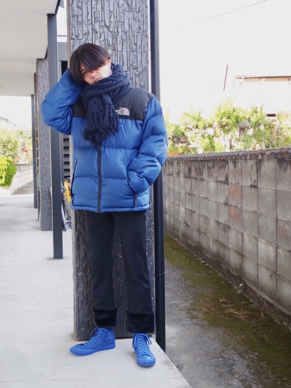 ブルー系のスニーカー、ブラック系のパンツ、ブルー系のダウンジャケット/コートを着用したメンズの冬コーディネートの1枚目の写真