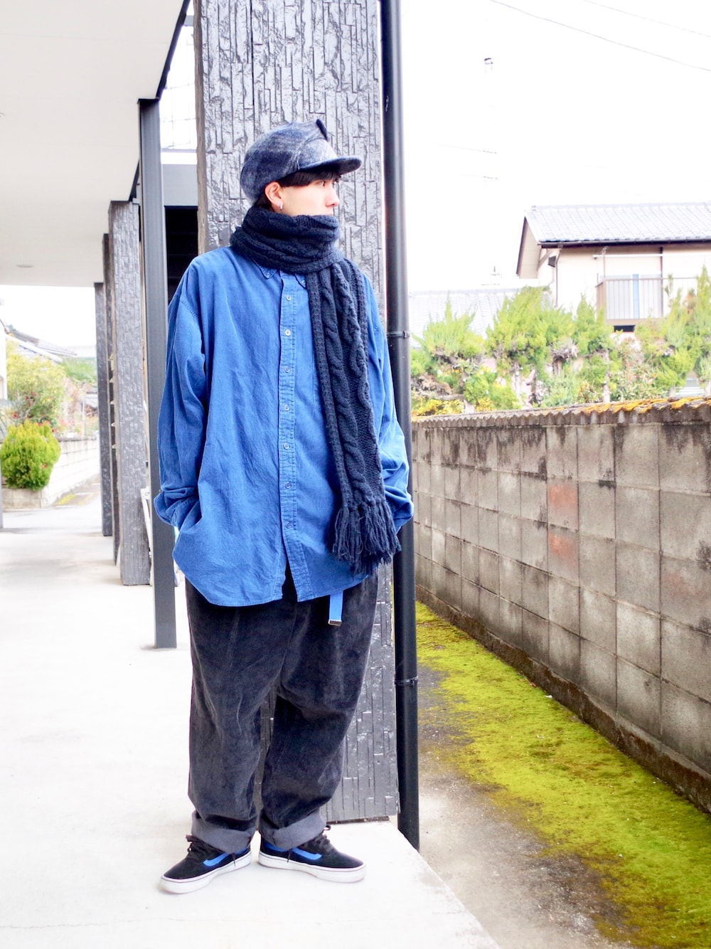 ブルー系のシャツ/ブラウス、ブラック系のその他パンツ、ブラック系のスニーカーを着用したメンズの冬コーディネートの1枚目の写真