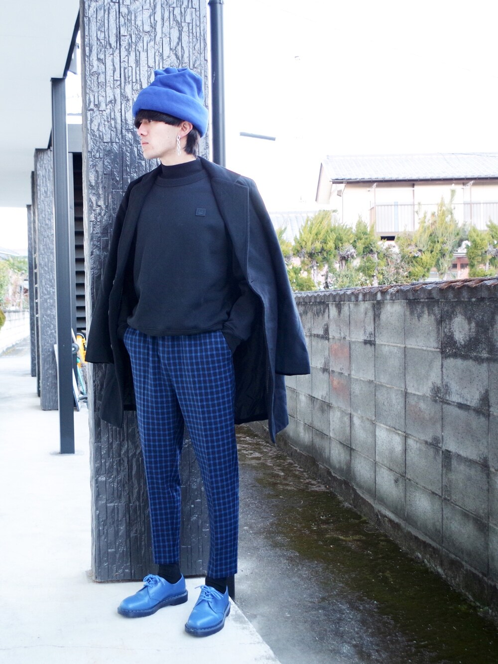 ブラック系のチェスターコート、ブラック系のスウェット、ブラック系のTシャツ/カットソーを着用したメンズの冬コーディネートの1枚目の写真