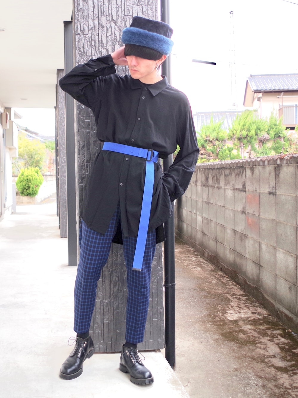 ブラック系のシャツ/ブラウス、ブルー系のスラックス、ブラック系のブーツを着用したメンズの春コーディネートの1枚目の写真