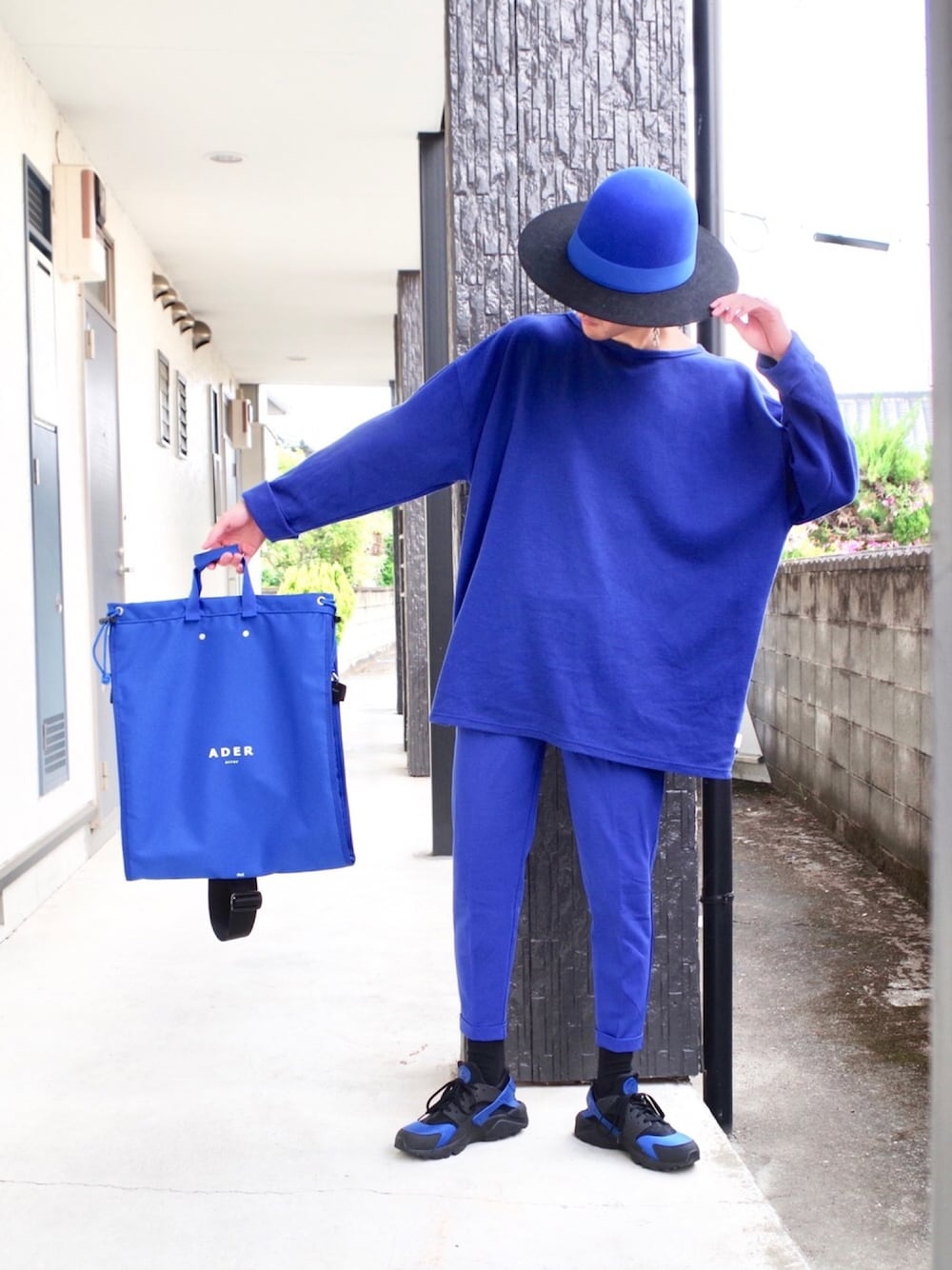 ブルー系のショルダーバッグ、ブルー系のTシャツ/カットソー、ブルー系のパンツを着用したメンズの春コーディネートの1枚目の写真