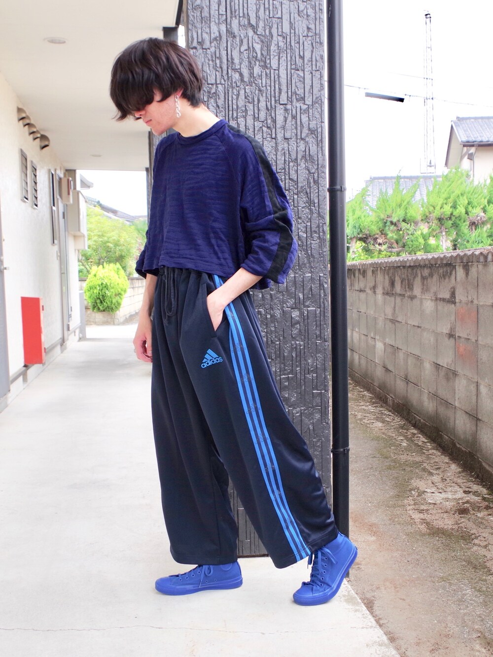 ブルー系のTシャツ/カットソー、ブラック系のパンツ、ブルー系のスニーカーを着用したメンズの夏コーディネートの1枚目の写真