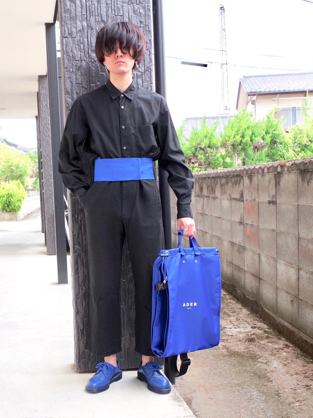 ブルー系のショルダーバッグ、ブラック系のシャツ/ブラウス、ブラック系のスラックスを着用したメンズの夏コーディネートの1枚目の写真