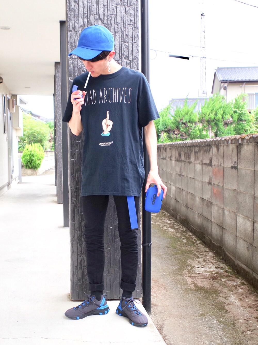 ブラック系のTシャツ/カットソー、ブラック系のデニムパンツ、ブラック系のスニーカーを着用したメンズの夏コーディネートの1枚目の写真