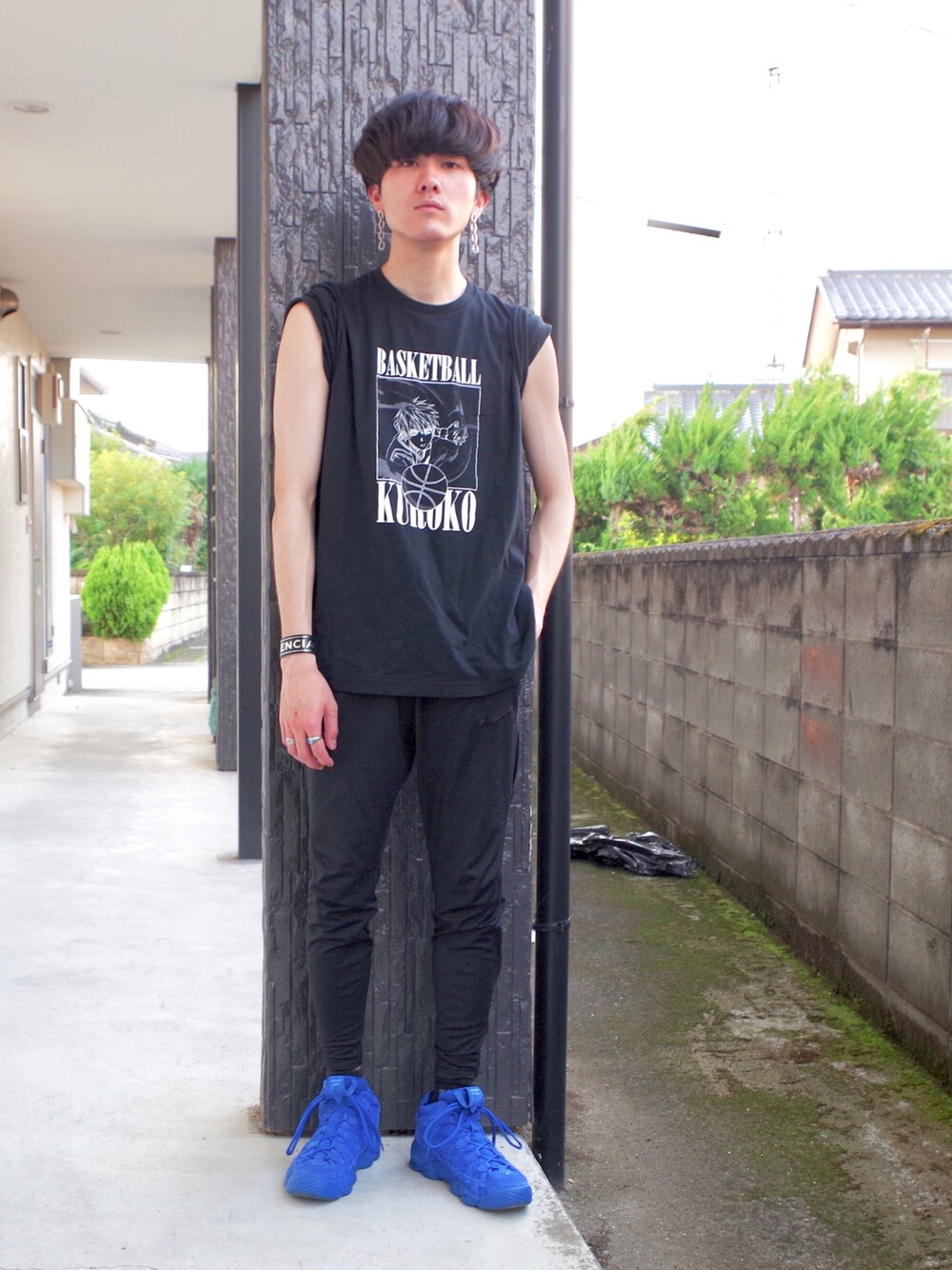 ブルー系のスニーカー、ブラック系のその他パンツ、ブラック系のTシャツ/カットソーを着用したメンズの夏コーディネートの1枚目の写真