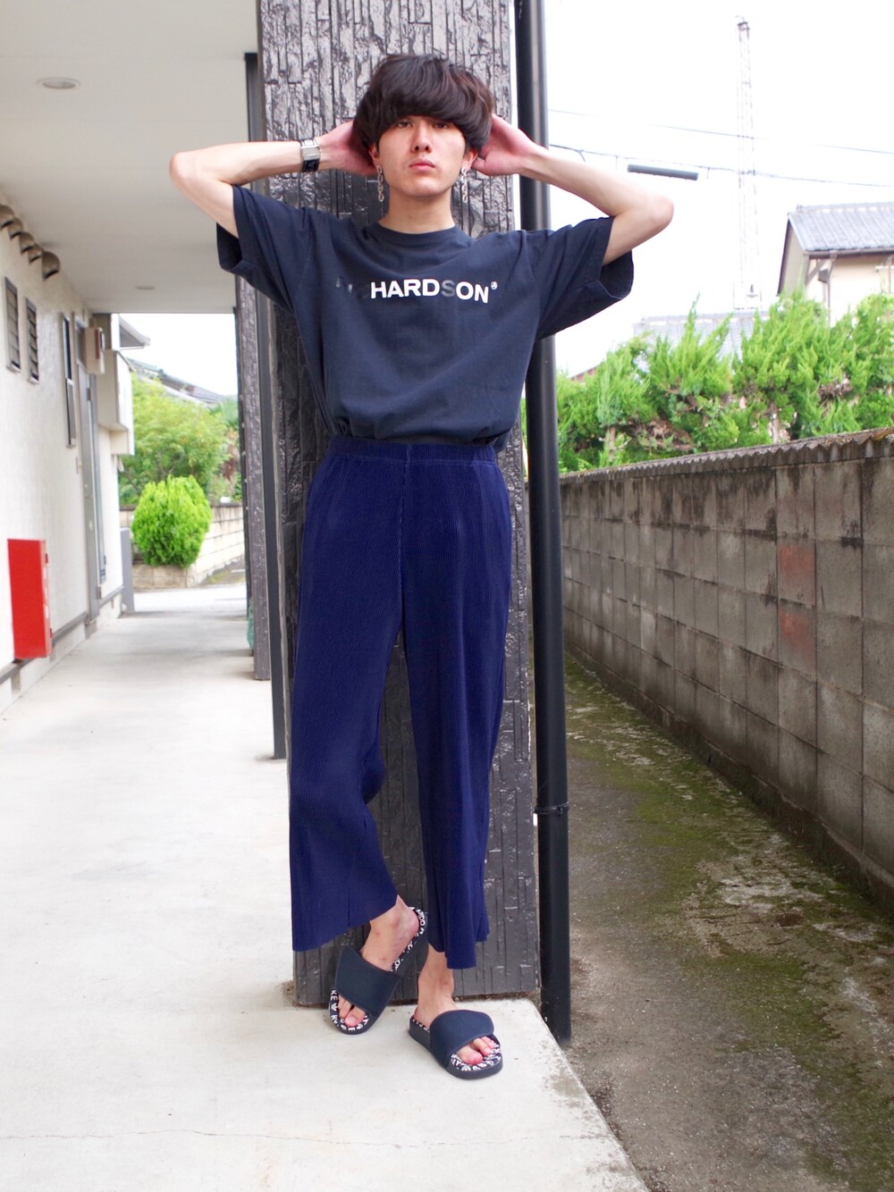 ブラック系のTシャツ/カットソー、ブルー系のパンツ、ブラック系のサンダルを着用したメンズの夏コーディネートの1枚目の写真