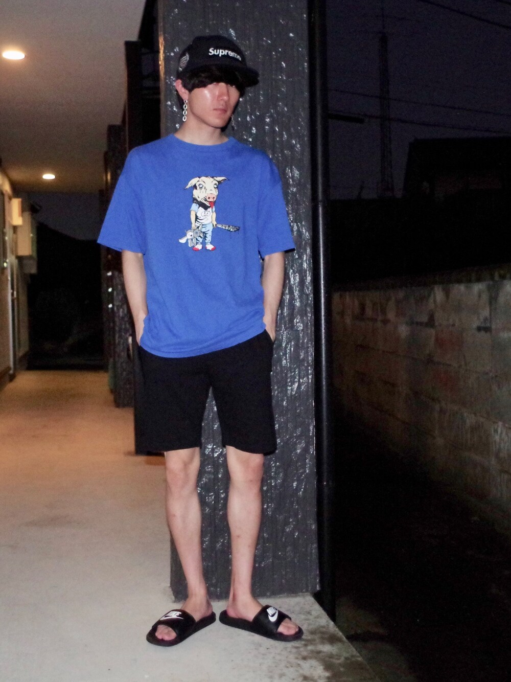 ブルー系のTシャツ/カットソー、ブラック系のパンツ、ブラック系のサンダルを着用したメンズの夏コーディネートの1枚目の写真