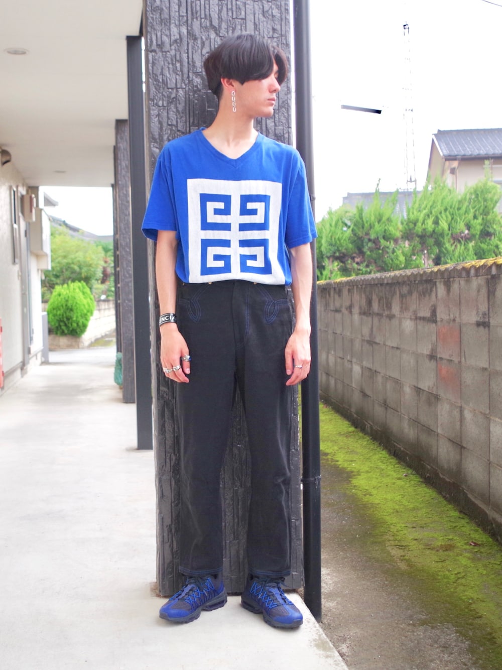 ブルー系のスニーカー、ブラック系のデニムパンツ、ブルー系のTシャツ/カットソーを着用したメンズの秋コーディネートの1枚目の写真