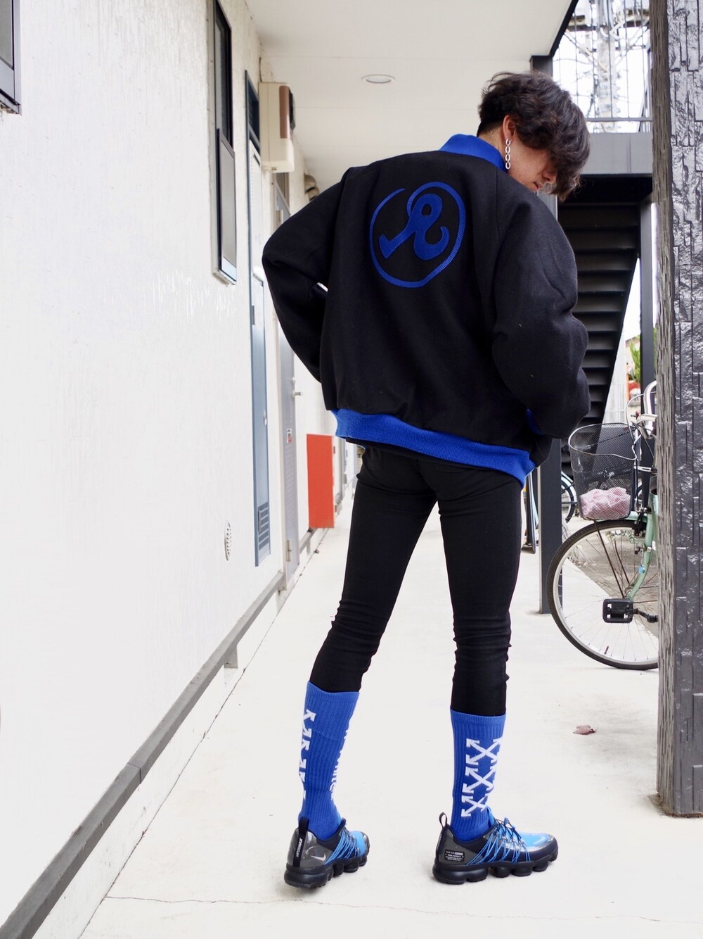 ブラック系のその他アウター、ブラック系のその他パンツ、ブラック系のスニーカーを着用したメンズの冬コーディネートの1枚目の写真