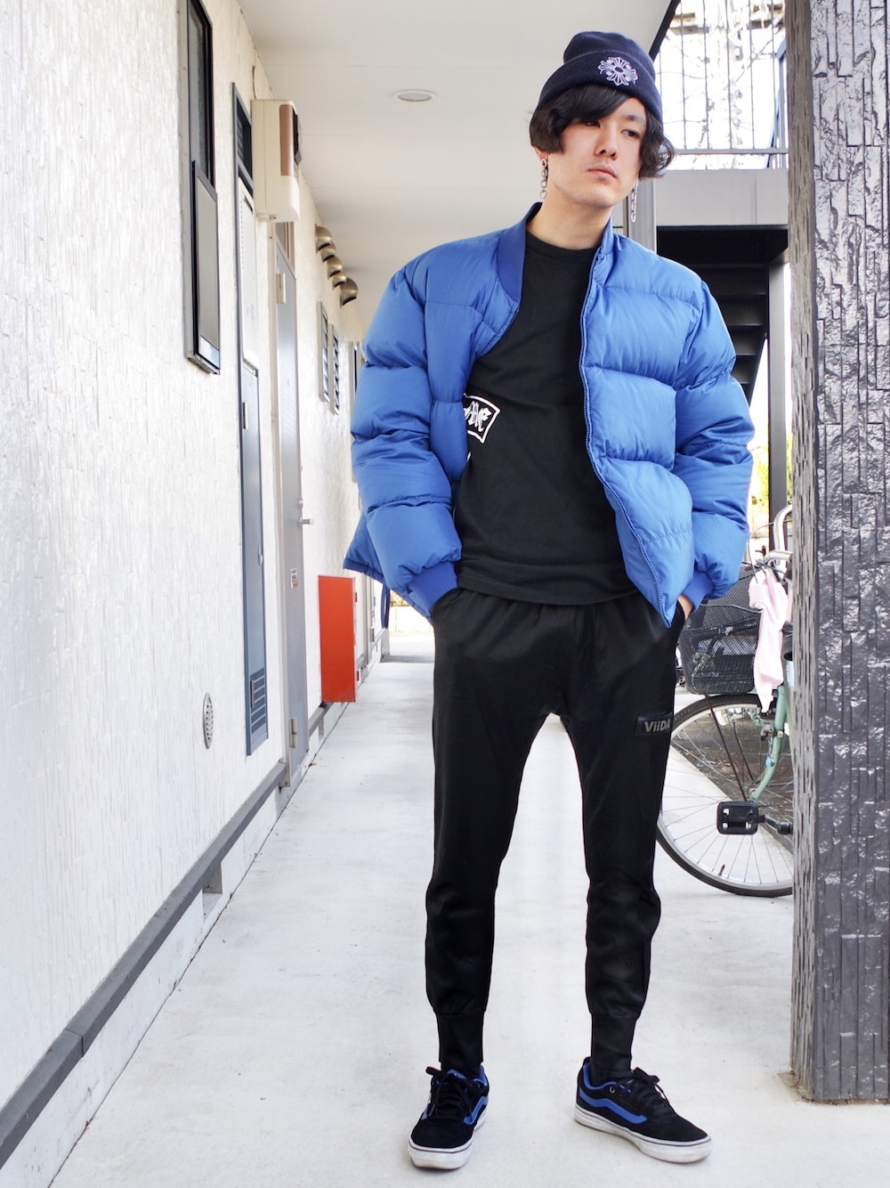 ブラック系のスニーカー、ブラック系のパンツ、ブラック系のTシャツ/カットソーを着用したメンズの冬コーディネートの1枚目の写真