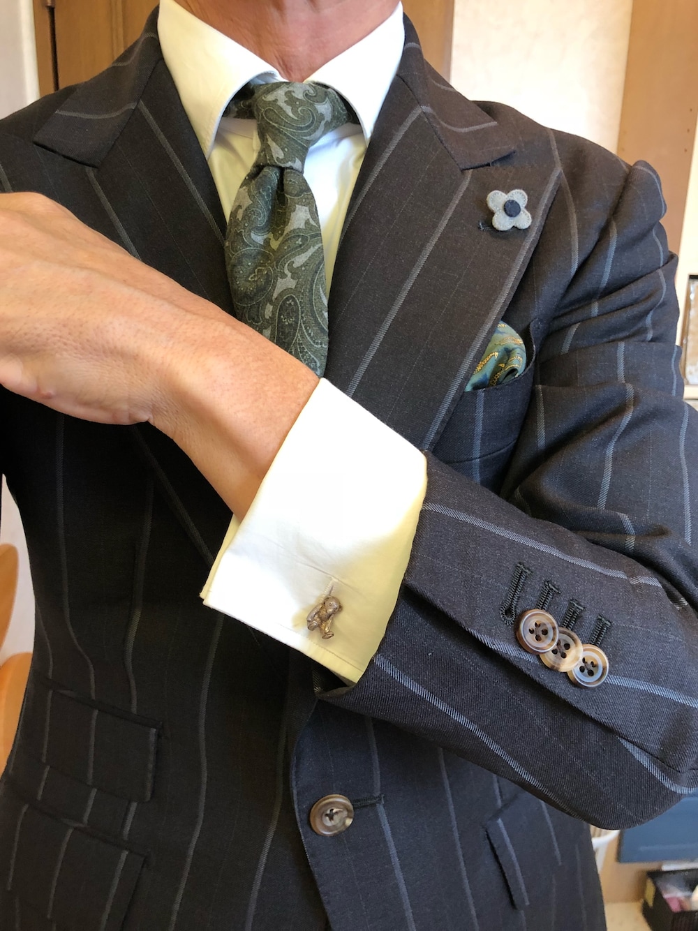 「FAIRFAXのアイテム（ネクタイ、グリーン系）」を使った、michi-michiさん（メンズ・165cm）の秋コーディネートの1枚目の写真