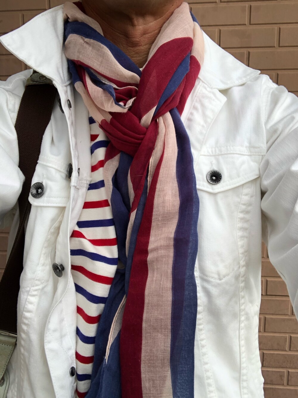 「OSHKOSHのアイテム（Tシャツ/カットソー、レッド系）」を使った、michi-michiさん（メンズ・165cm）の秋コーディネートの1枚目の写真