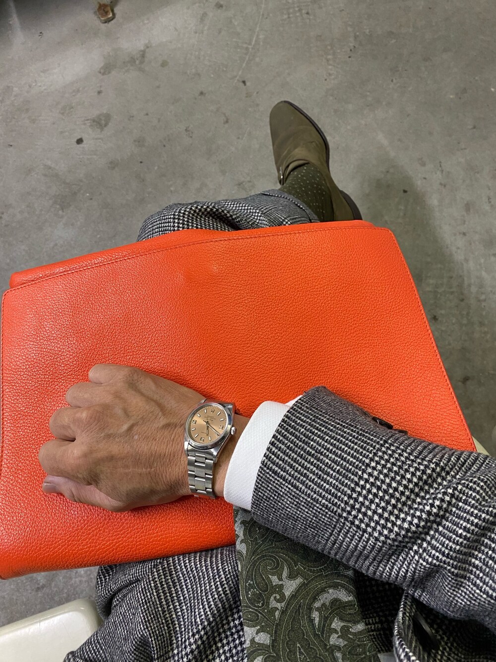 「ROLEXのアイテム（アナログ腕時計、シルバー系）」を使った、michi-michiさん（メンズ・165cm）の秋コーディネートの1枚目の写真