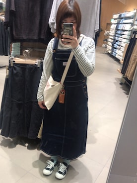 「coen（コーエン）のアイテム（ジャンパースカート）」を使った、Mikariさん（レディース・154cm）の春コーディネート