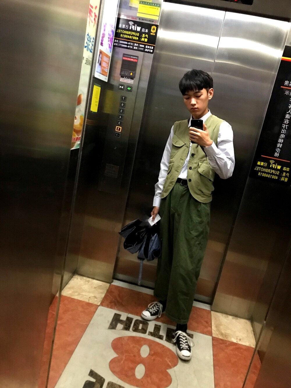「CONVERSEのアイテム（シューズ、ブラック系）」を使った、李禾木-さん（メンズ・172cm）の秋コーディネートの1枚目の写真
