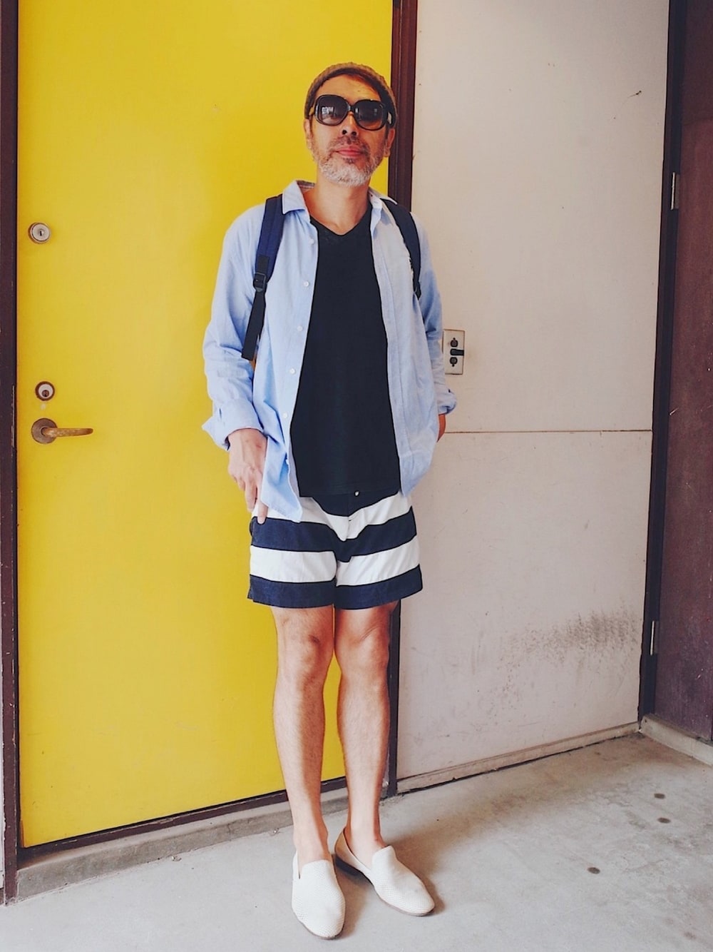 「シャツスタイル、ショートパンツ、スリッポン、夏コーデ」｜「HUGOのリラックスフィット シャツ イン オックスフォードコットン ウィズ ウルフモチーフ（シャツ/ブラウス、ブルー系）」を使った、YosaKuginoさん（メンズ・176cm）の夏コーディネートの1枚目の写真