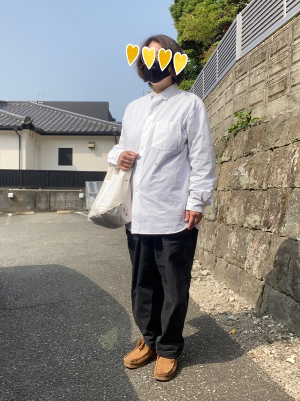 ホワイト系のシャツ/ブラウス、ブラック系のカーゴパンツ、ベージュ系のモカシン/デッキシューズを着用したレディースの春コーディネートの1枚目の写真