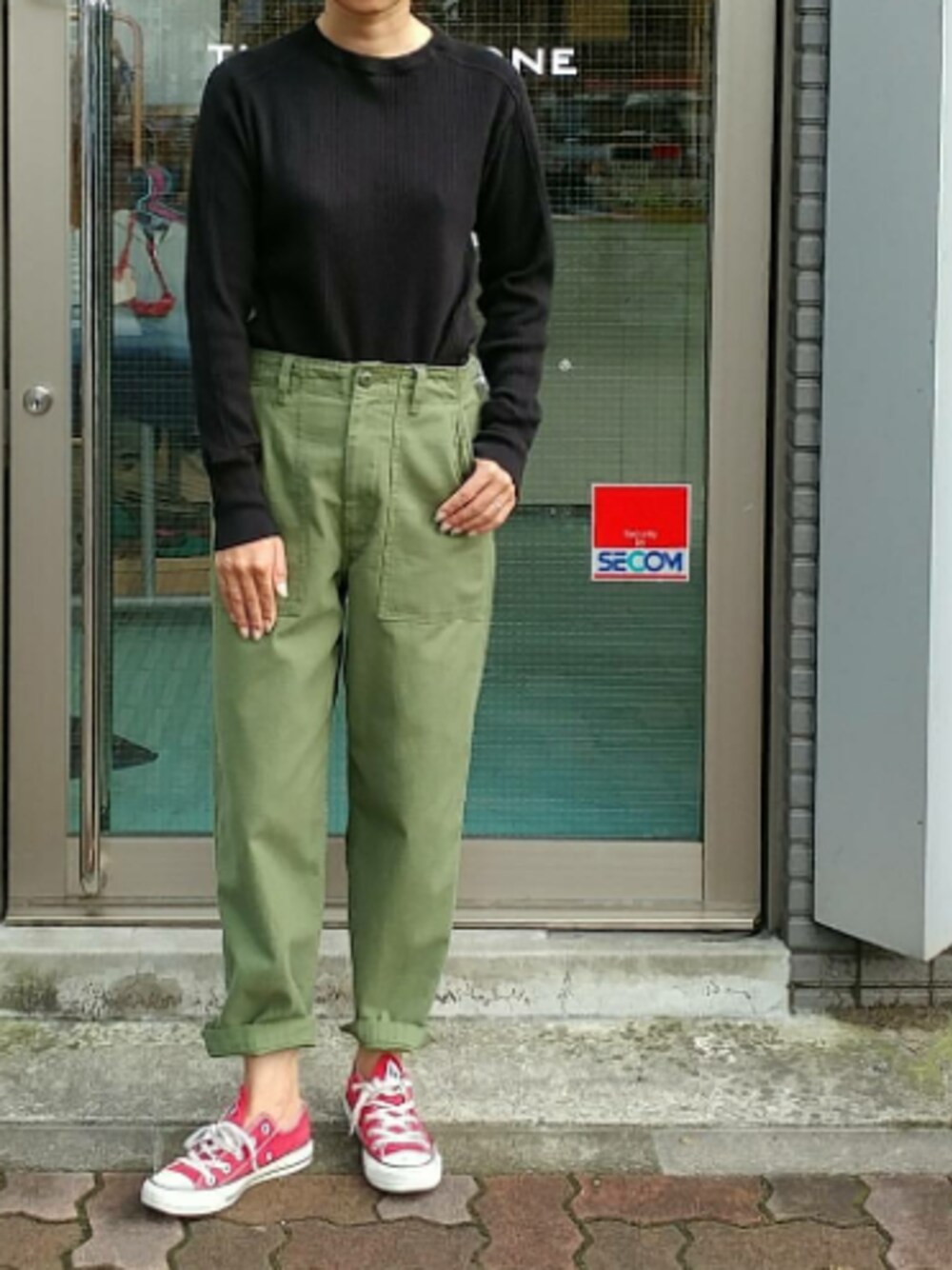 「ベイカーパンツ、ワッフル、ワッフルクルーネックＴ、ワッフルカットソー、カーキパンツ、定番、スニーカーコーデ、パンツスタイル、オトナカジュアル、outfit」｜「THE SHINZONEのワッフルプルオーバー（Tシャツ/カットソー、ブラック系）」を使った、YURIさん（レディース・160cm）の春コーディネートの1枚目の写真