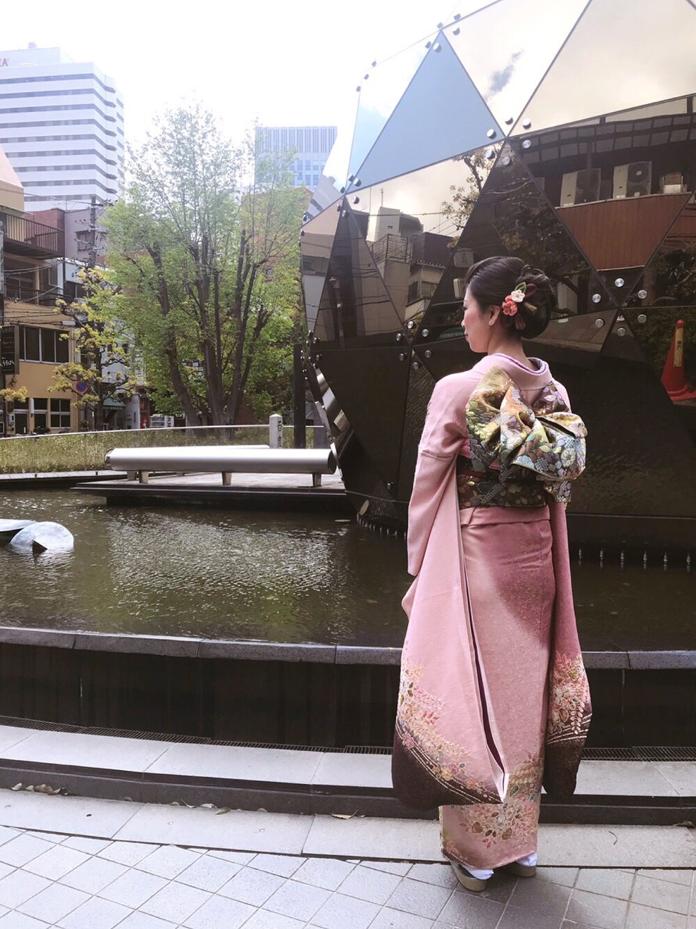 「顔合わせ、辻ヶ花、振り袖、うしろ姿」｜「辻ヶ花のアイテム（浴衣、ピンク系）」を使った、Kana Sumidaさん（レディース・172cm）の春コーディネートの1枚目の写真