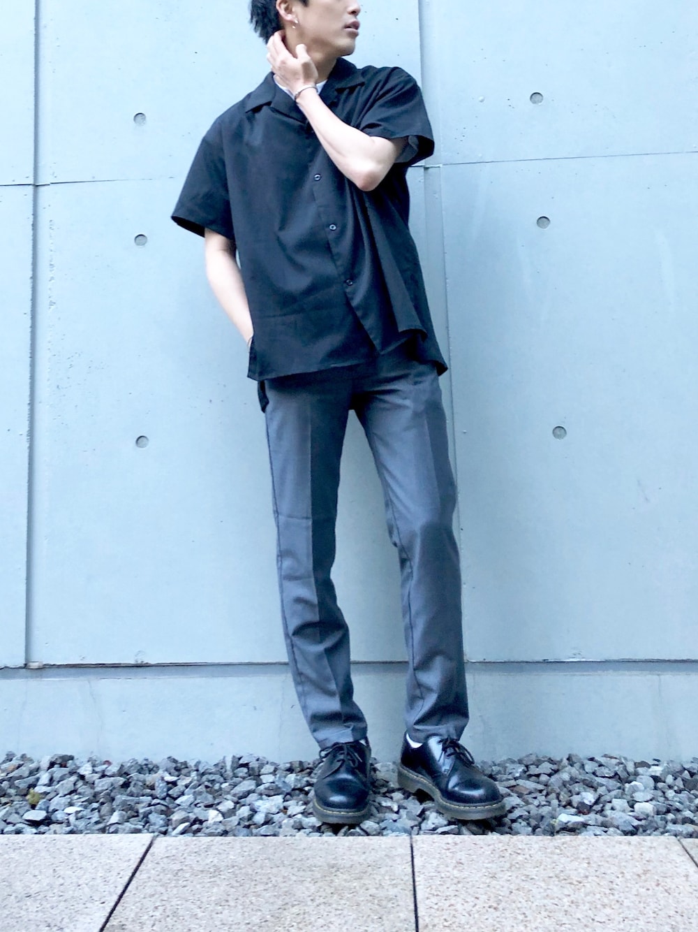 「ootd、シンプルコーデ、キレイめ、夏コーデ、ブラック、スラックス、オープンカラーシャツ、DOOPZ、Dr.Martens、Daniel Wellington」｜「BEAMSのアイテム（バングル/リストバンド、シルバー系）」を使った、まるさん（メンズ・170cm）の夏コーディネートの1枚目の写真
